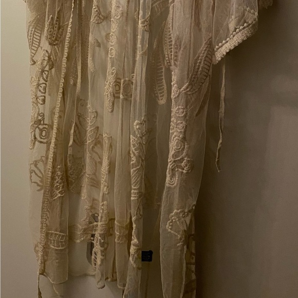 Lace beach cover up - Picture 3 of 3